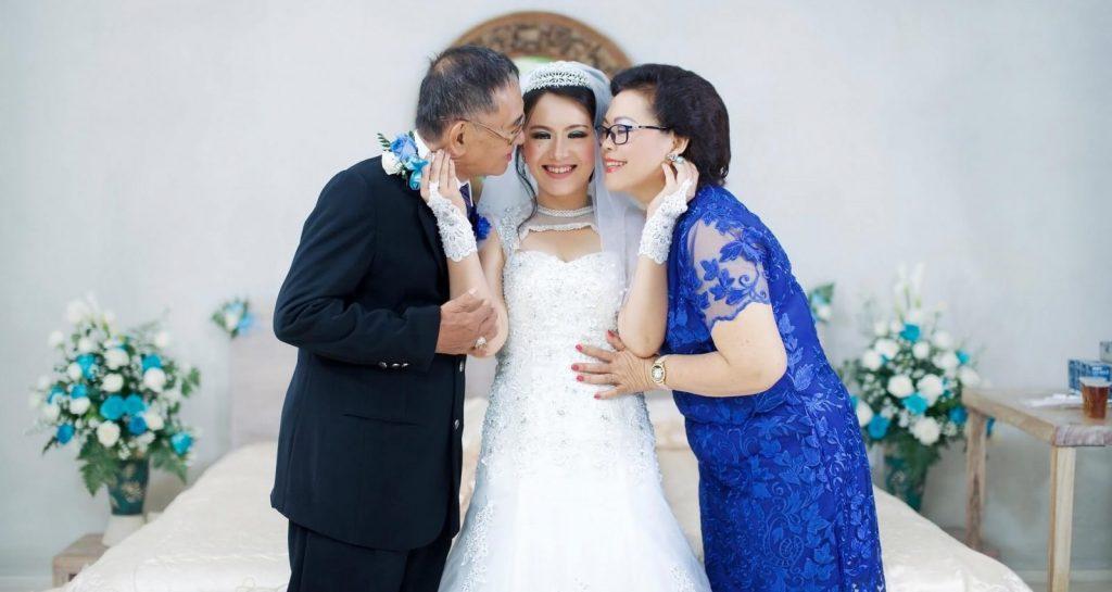 4 Ways Couple Includes Parents in Their Wedding
